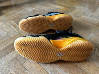 Zapatillas Adidas Negras y Beige