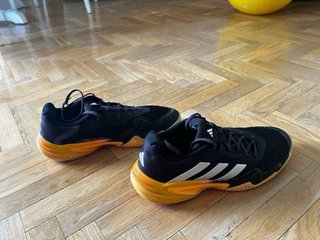 Zapatillas Adidas Negras y Beige