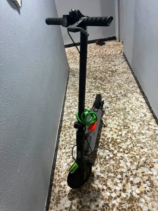 Patinete eléctrico con cargador