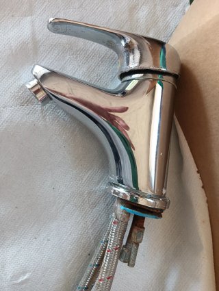Rubinetto cromato con tubi