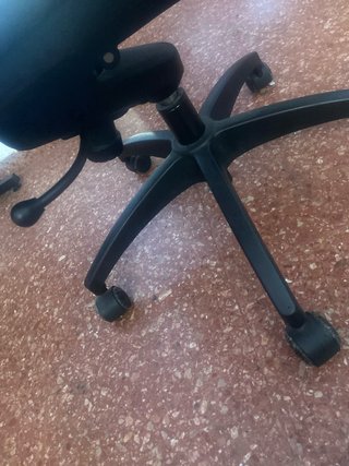 Silla de oficina negra de tela