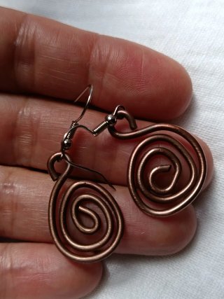 Pendientes artesanales de cobre espiral