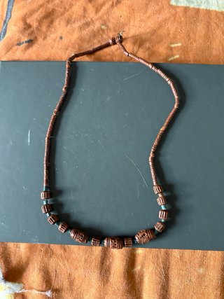 Bisutería etnica: braccialetti marrone e viola