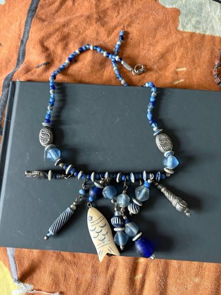 Bisutería etnica: braccialetti marrone e viola