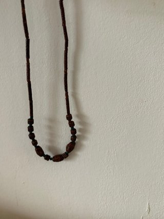 Bisutería etnica: braccialetti marrone e viola