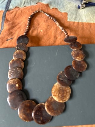 Bisutería etnica: braccialetti marrone e viola
