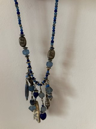 Bisutería etnica: braccialetti marrone e viola