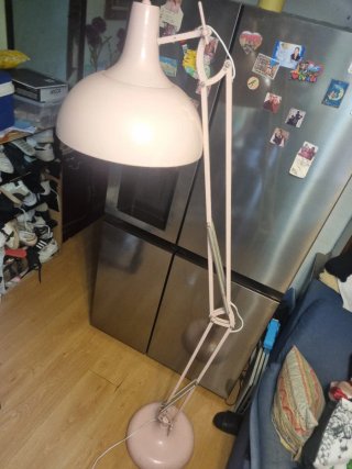 Lámpara de pie rosa y blanca