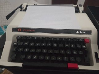 Máquina de escribir Olivetti olympiette con maleti