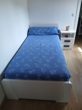 Cama individual y mesita de colchon 90x2,00metros