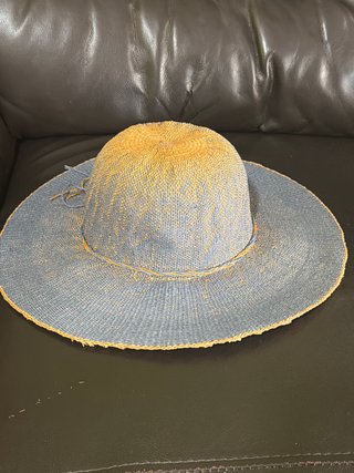 Gorra de verano tejida azul y amarilla
