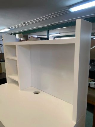 Escritorio blanco con estantería