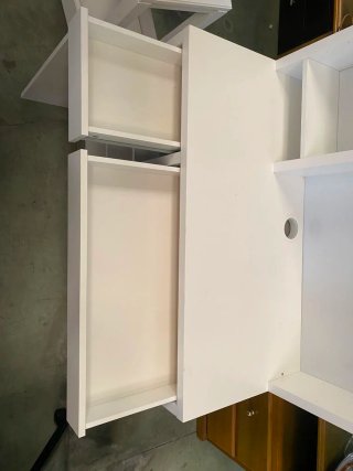 Escritorio blanco con estantería