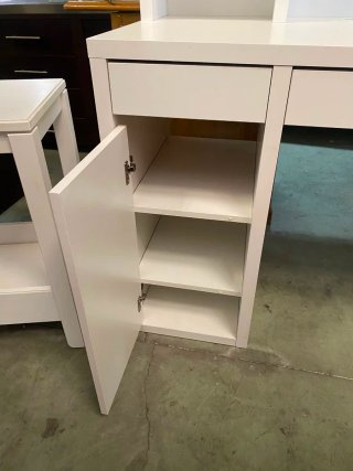 Escritorio blanco con estantería