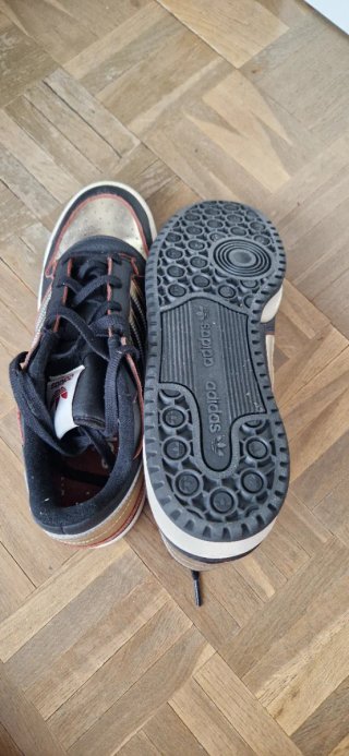 Adidas Negro/Dorado Talla 44.5 Hombre