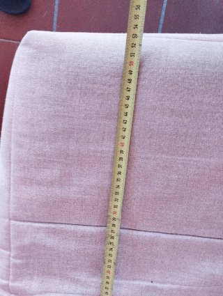 Mueble sofá cama gris y rosa con funda lavable
