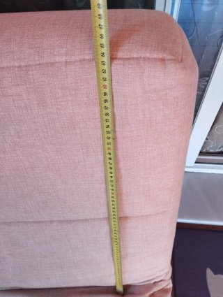 Mueble sofá cama gris y rosa con funda lavable