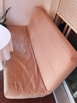 Mueble sofá cama gris y rosa con funda lavable