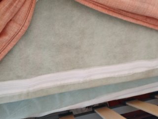 Mueble sofá cama gris y rosa con funda lavable