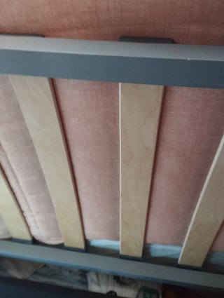 Mueble sofá cama gris y rosa con funda lavable