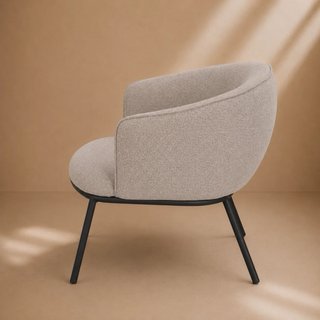 Sillón tapizado beige patas metálicas