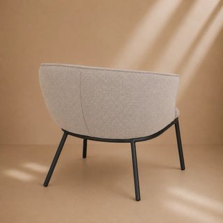 Sillón tapizado beige patas metálicas