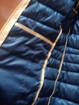 Chaqueta plumífero ligero amarillo y azul
