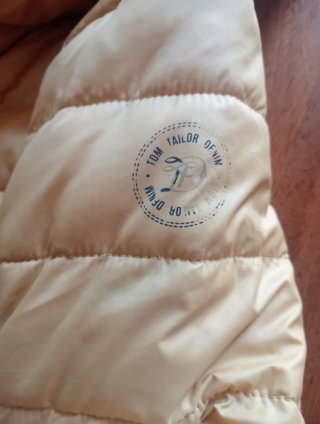 Chaqueta plumífero ligero amarillo y azul