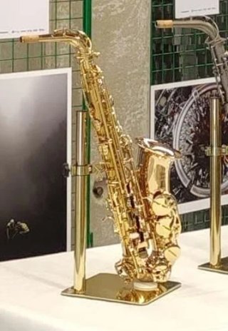 Soporte saxofón dorado expositor