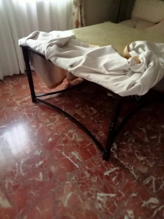 Mesa de salón forja con enaguas beige