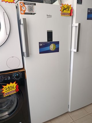 Congelador vertical BEKO