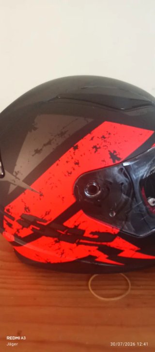 Casco de moto LS2 negro y naranja