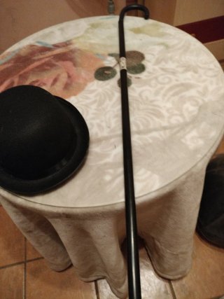 Sombrero bombín y bastón para difrases