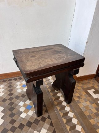 Taburete antiguo tallado a mano