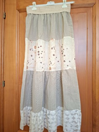 Gonna lunga beige con pizzo e paillettes