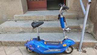 Patinete eléctrico azul con asiento