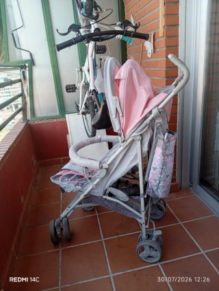 Carrito de bebé gris y rosa con estampados