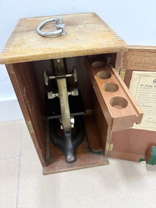 Microscopio antiguo