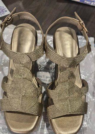 Sandalias doradas de mujer ( solo 2 uso)