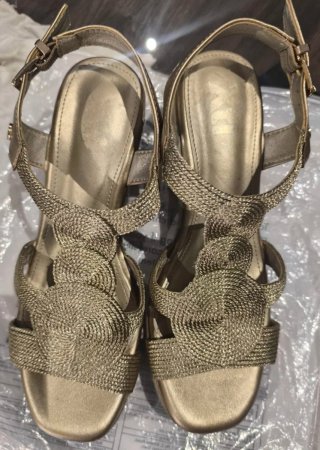 Sandalias doradas de mujer ( solo 2 uso)