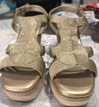 Sandalias doradas de mujer ( solo 2 uso)