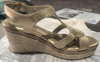 Sandalias doradas de mujer ( solo 2 uso)