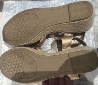 Sandalias doradas de mujer ( solo 2 uso)