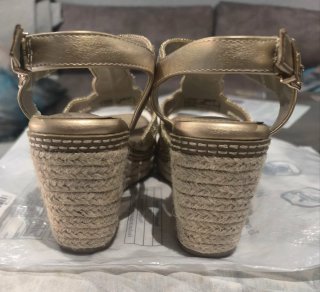 Sandalias doradas de mujer ( solo 2 uso)