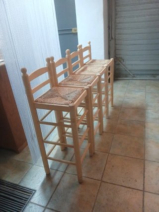 4 taburetes naturales de enea y madera
