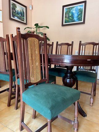 Mesa de comedor redonda madera y cristal y sillas