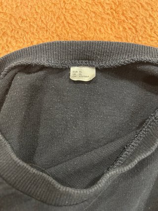 Sudadera azul y roja con mangas