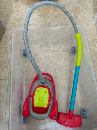 Aspirador de juguete rojo y gris