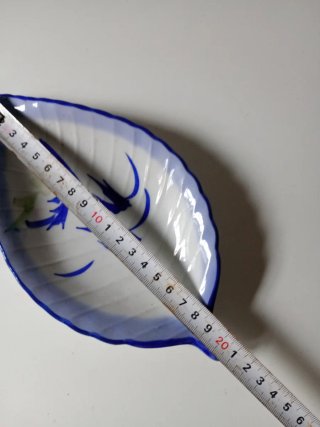 Plato decorativo hoja porcelana azul y blanco