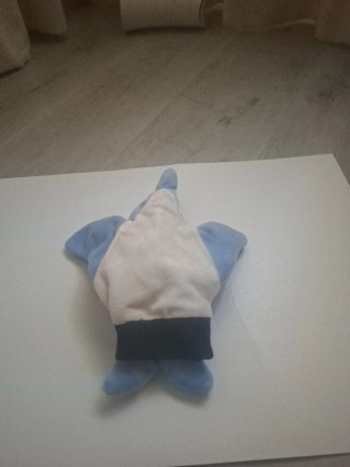 Delfín de peluche azul y gatito